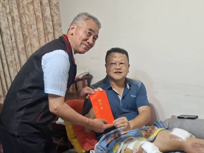 警專校友總會秘書長林義正，關懷慰問溪湖分局埔鹽分駐所因公受傷所長陳國銘並致送慰問金圖片