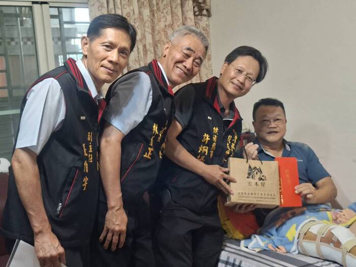 警專校友總會秘書長林義正、副主任張伯宇及監事許炯揚，關懷慰問溪湖分局埔鹽分駐所因公受傷所長陳國明銘圖片