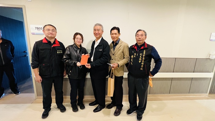 警專校友總會秘書長林義正代表會長戴崇贒致送因公受傷警員陳顥慰問金，由竹東派出所副所長許俐瑩代為接受及轉交圖片