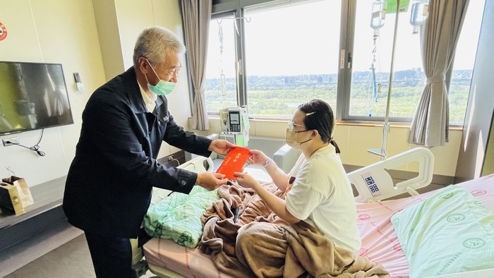 警專校友總會秘書長林義正代表會長戴崇贒致送因公受傷住院警員陳怡君慰問金圖片