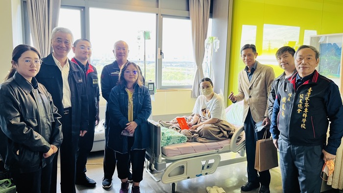 警專校友總會秘書長林義正代表會長戴崇贒致送因公受傷住院警員陳怡君慰問金圖片