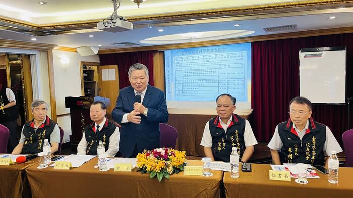會長何明洲博士主持第三屆會長、副會長及常務理監事選舉會議