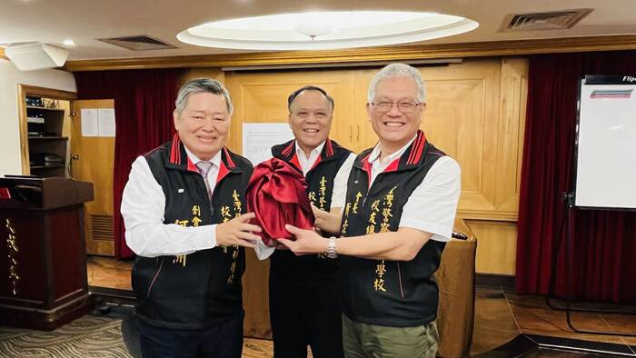 第三屆新舊任會長交接由監事會召集人林榮輝監交