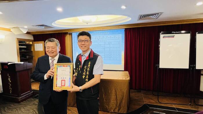 會長何明洲博士致贈理事范織坤感謝狀