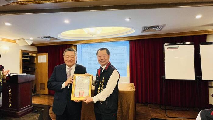 會長何明洲博士致贈副會長張茂松董事長感謝狀