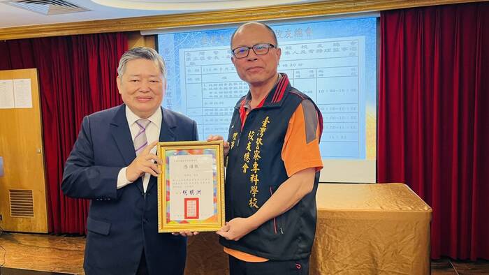 會長何明洲博士致贈理事倪明吉感謝狀