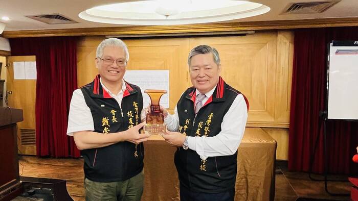新任會長戴崇贒致贈卸任創會會長何明洲博士紀念獎座