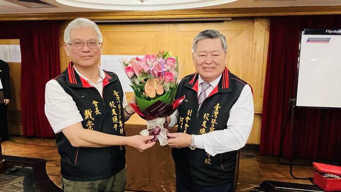 新任會長戴崇贒致贈卸任創會會長何明洲博士花束