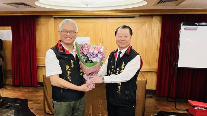 新任會長戴崇贒致贈卸任名譽副會長張茂松董事長花束