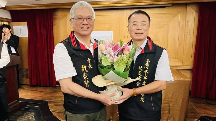 新任會長戴崇贒致贈卸任名譽副會長李禎琨花束
