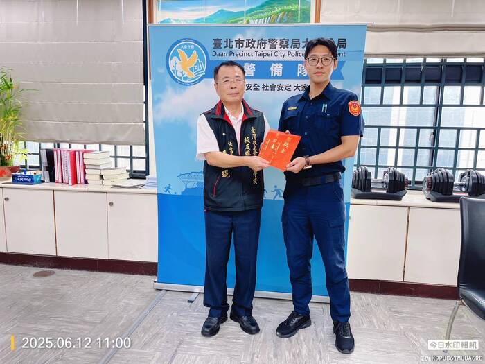 警專校友總會秘書長李禎琨代表會長何明洲博士致送因公受傷警員鄭翔元及沈聖捷慰問金，由警備隊隊長王冠竣代表接受及轉交