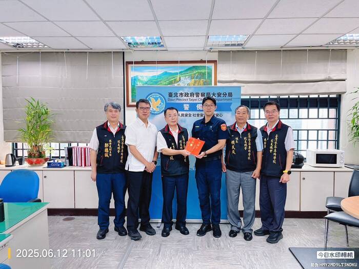 警專校友總會秘書長李禎琨代表會長何明洲博士致送因公受傷警員鄭翔元及沈聖捷慰問金，由警備隊隊長王冠竣代表接受及轉交