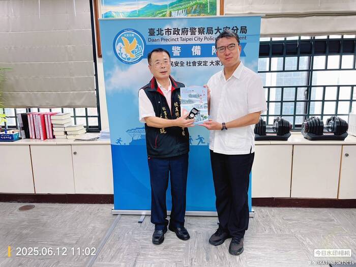警專校友總會秘書長李禎琨代表會長何明洲博士至大安分局警備隊關懷慰問並致送督察組長陳志傑校友總會紀念品