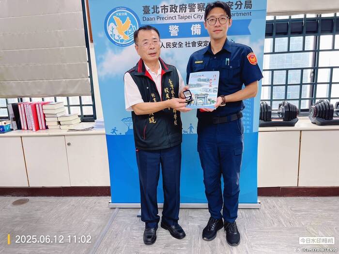 警專校友總會秘書長李禎琨代表會長何明洲博士至大安分局警備隊關懷慰問並致送警備隊隊長王冠竣校友總會紀念品